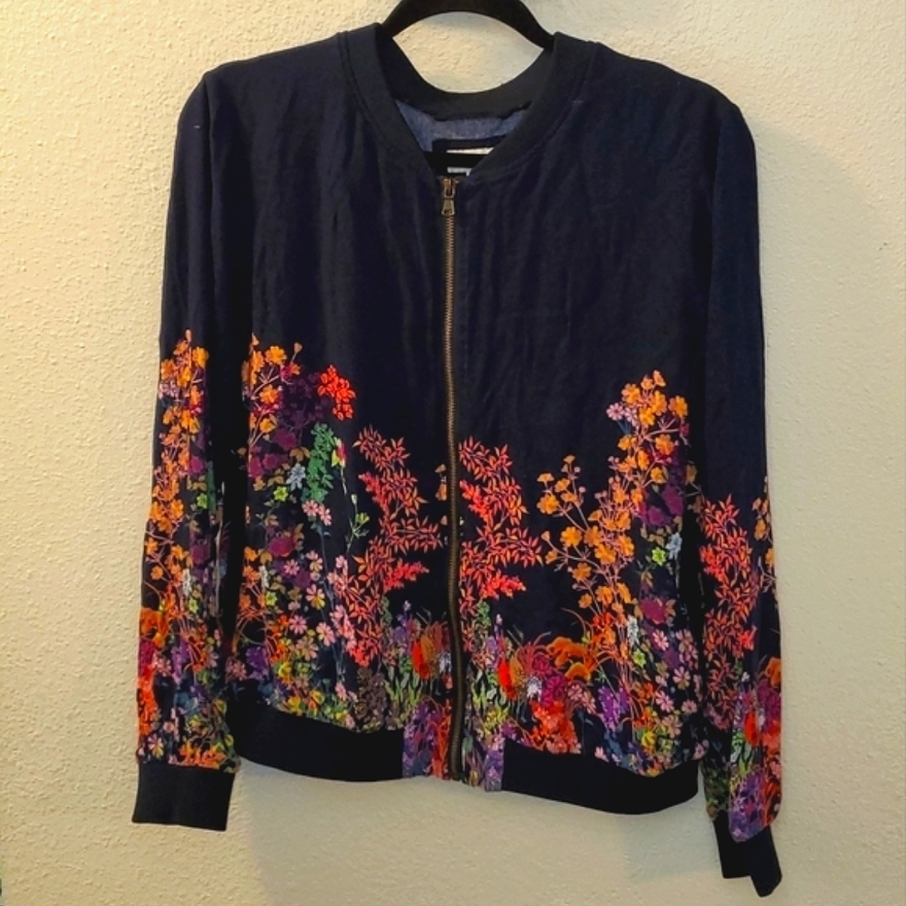 Merona beautiful floral lightweight zip front top size large